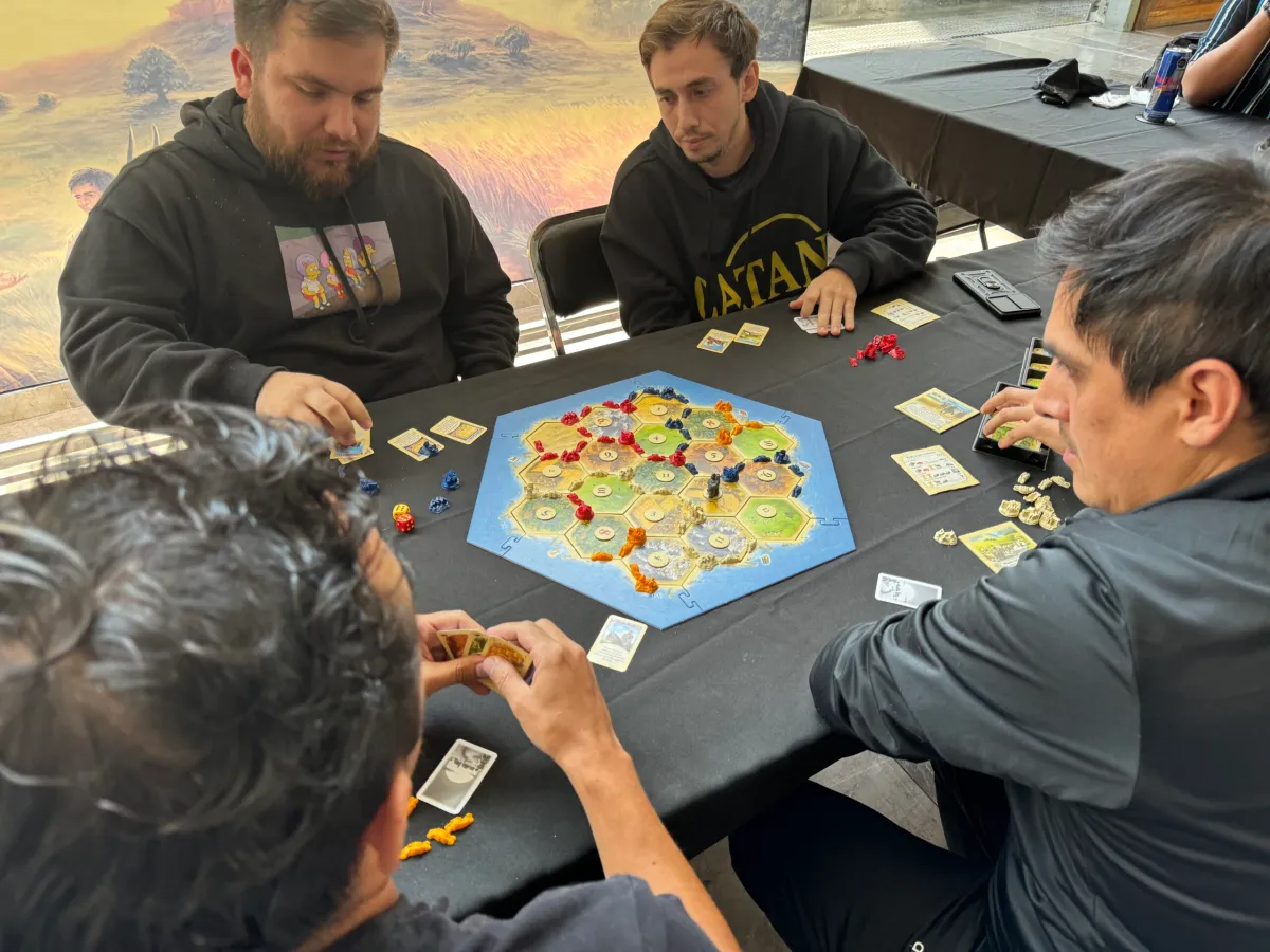 Evento de juegos de mesa — partida de Catan en Estratagema