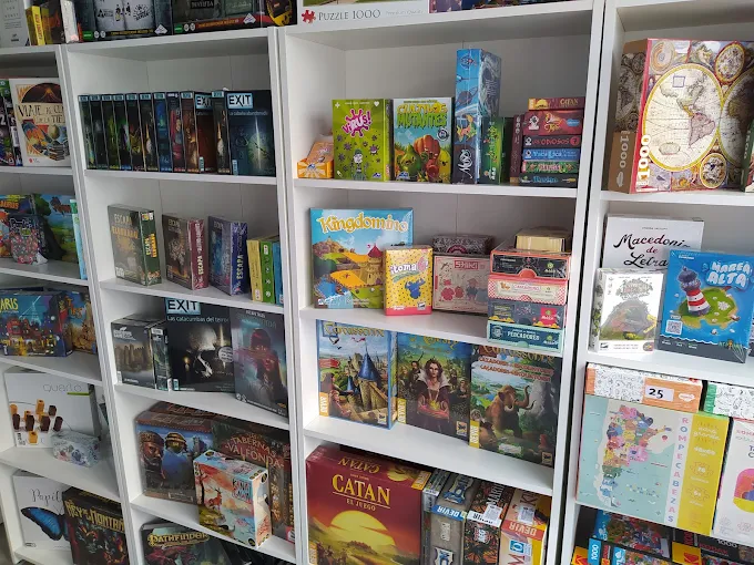 Estantes con juegos de mesa en la tienda Estratagema